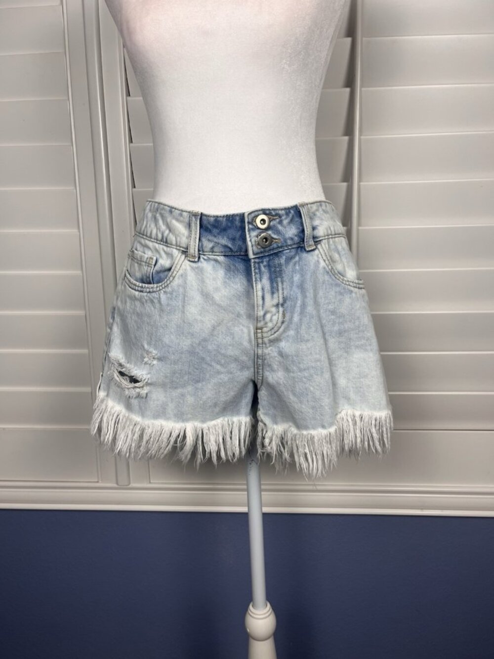 True Craft Light Wash Denim Cut Off Fringe Shorts Juniors 11 Mid Rise 27x3
